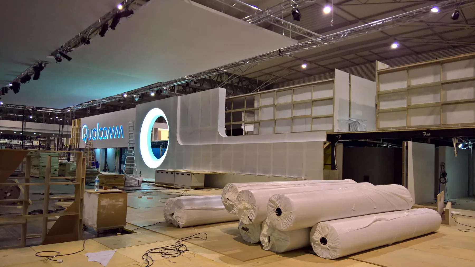 Espacio Qualcomm en una fase avanzada de montaje antes de la apertura.