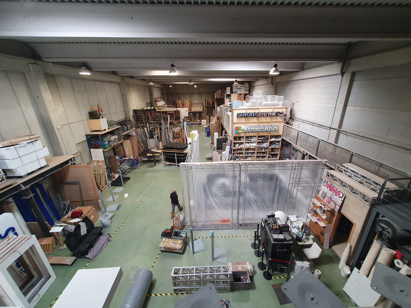 Vista del taller de Projekta con zonas de fabricación y preparación de stands.